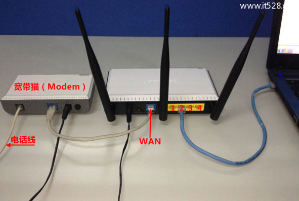如何进入无线路由器设置上网界面？