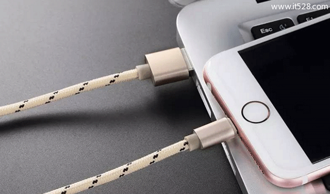 iPhone苹果手机电量用完充好还是没用完充好？